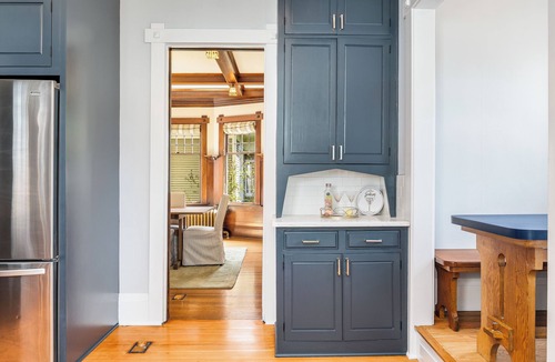 East Queen Anne House | 4000 sf 5br house w/yard 5 min to Space Needle/Pike Mkt 1 blck to Queen Anne Av