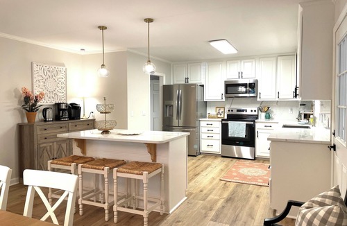 Green Valley House | 4000sf SLEEPS 16 - 7 BR 10-14BEDS 4BATHS 2 Kitchens 2LR- BIG Porch - Pets OK