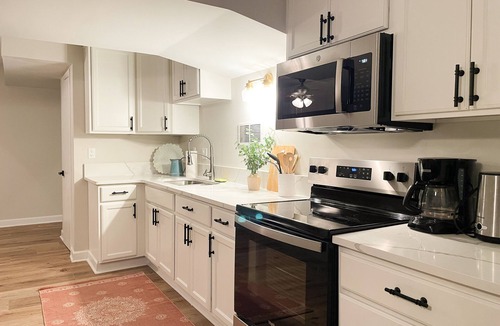 Green Valley House | 4000sf SLEEPS 16 - 7 BR 10-14BEDS 4BATHS 2 Kitchens 2LR- BIG Porch - Pets OK