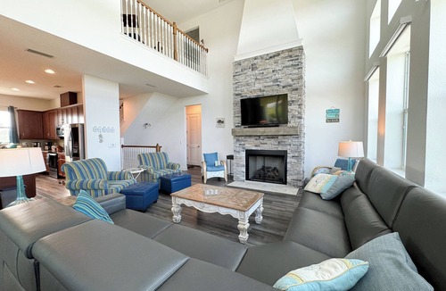 Painters Hill House | 400ft to private beach. Riverfront,dock,pool,kayaks Elevator, 1.6 acres