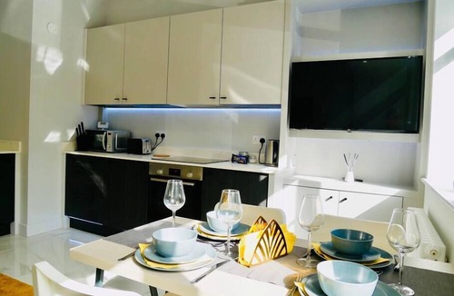 Canford Cliffs Apartment | ⭐ 400m to the BEACH, Parking, WIFI & Netflix