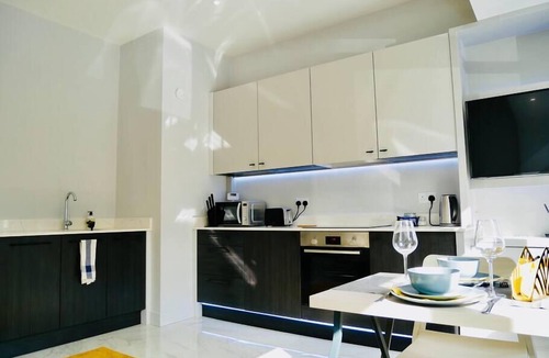 Canford Cliffs Apartment | ⭐ 400m to the BEACH, Parking, WIFI & Netflix