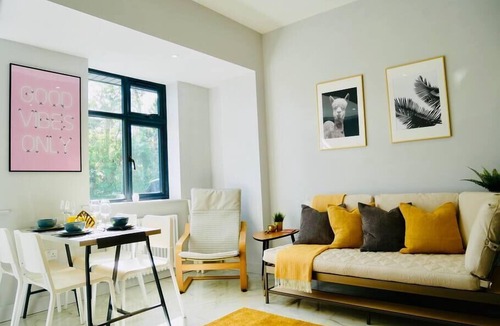 Canford Cliffs Apartment | ⭐ 400m to the BEACH, Parking, WIFI & Netflix