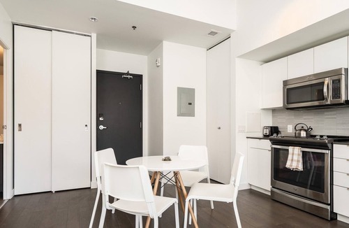 Winnipeg Condo | (404)Downtown Glasshouse Dazzling 2 Bdr+Fast WiFi(311)