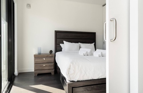 Winnipeg Condo | (404)Downtown Glasshouse Dazzling 2 Bdr+Fast WiFi(311)