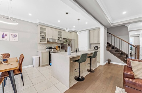 Milton Apartment | 40min DT Toronto | King Bed | 5 Bedrooms