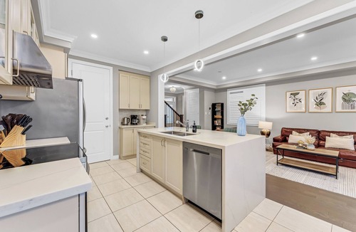 Milton Apartment | 40min DT Toronto | King Bed | 5 Bedrooms