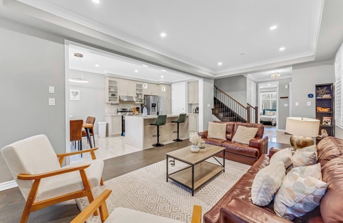 Milton Apartment | 40min DT Toronto | King Bed | 5 Bedrooms