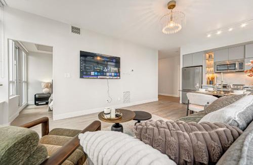 Downtown Toronto Apartment | 40th Fl Designer Lakeview 2BR PATH & Union Access