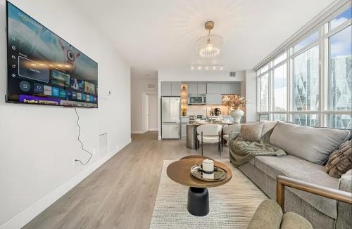 Downtown Toronto Apartment | 40th Fl Designer Lakeview 2BR PATH & Union Access