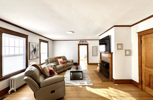 Southington House | #41- Available 12/8! - sleeps 14