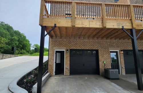 Clarksville Villa | 41 W High St