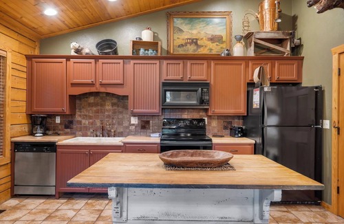 Branson Theater District Cabin | "417 Dirt Road" Cabin for Two - Soaking Tub, Gas Fireplace, Covered Balcony