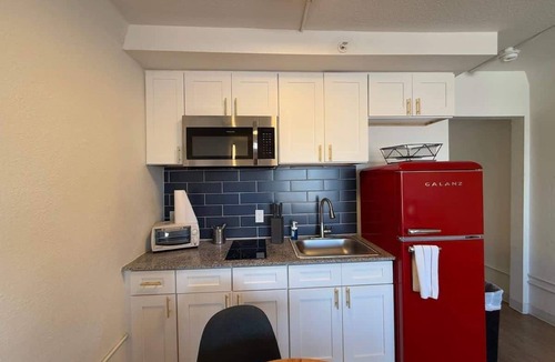 St. Johns Apartment | [42] ATX Studio: 1 Queen, Access to Gym & Laundry
