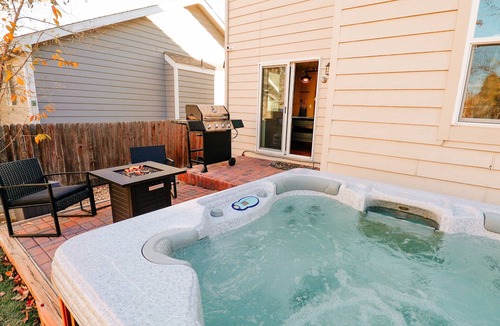 Northglenn House | 420Friendly HotTub Theater Pooltable Jacuzzi Tub