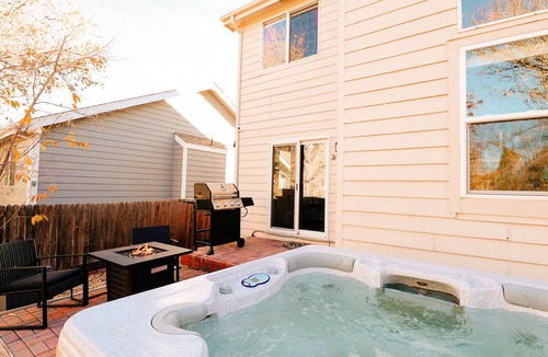 Northglenn House | 420Friendly HotTub Theater Pooltable Jacuzzi Tub