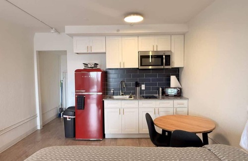 St. Johns Apartment | [44] ATX Studio: 1 Queen, Access to Gym & Laundry