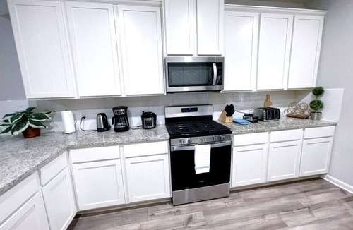 Anna House | 443) Massive 4 bedroom with community pool!
