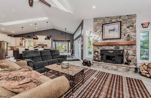 Tobermory Cottage | 45 Degrees North Waterfront & Hot Tub