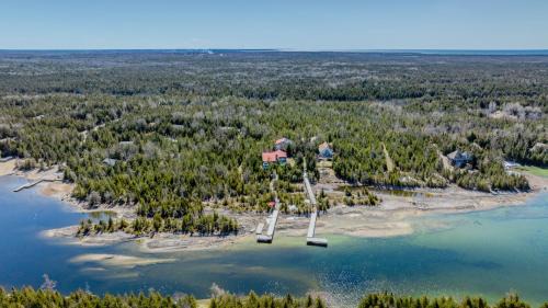 Tobermory House | 45 Degrees North Waterfront & Hot Tub