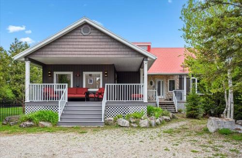 Tobermory House | 45 Degrees North Waterfront & Hot Tub