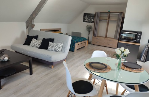 Colombelles Apartment | 45 m² studio in private home with independent access and private parking