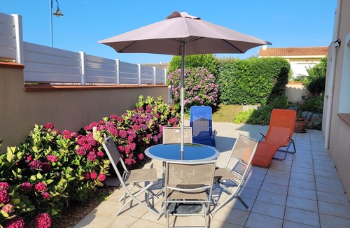 Brem Sur Mer Apartment | 45m2 housing; on the ground floor in a villa in Brem sur Mer