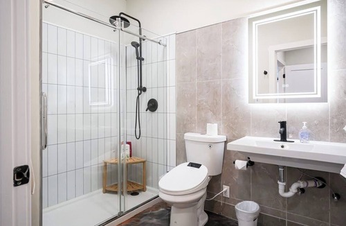 North Oakland Apartment | 461 Melwood Suites Unit 101 2Bed/2Bath