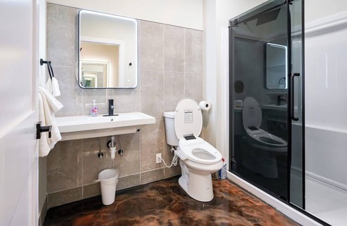 North Oakland Apartment | 461 Melwood Suites Unit 102 Studio