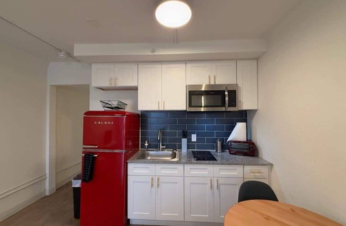 St. Johns Apartment | [48] ATX Studio: 1 Queen, Access to Gym & Laundry