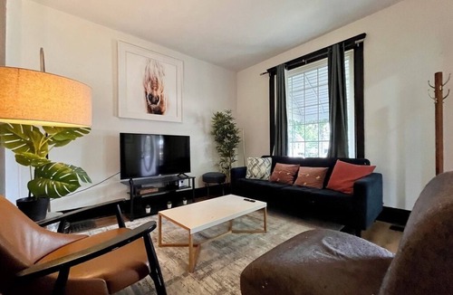 Bridgeview House | 4B/1BA Cozy Eclectic House