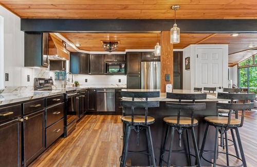 Innsbrook Ski Chalet | 4b/3b+loft Chalet on lake w/open floorplan, HUGE kitchen, rain showers, hot tub