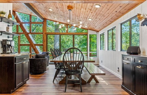 Innsbrook Ski Chalet | 4b/3b+loft Chalet on lake w/open floorplan, HUGE kitchen, rain showers, hot tub