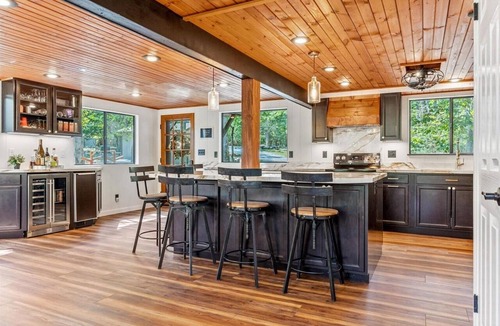 Innsbrook Ski Chalet | 4b/3b+loft Chalet on lake w/open floorplan, HUGE kitchen, rain showers, hot tub
