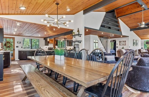 Innsbrook Ski Chalet | 4b/3b+loft Chalet on lake w/open floorplan, HUGE kitchen, rain showers, hot tub