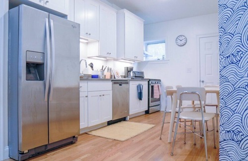 Washington Park Apartment | 4BD 1.5BTH Comfy Newly Renovated Apt