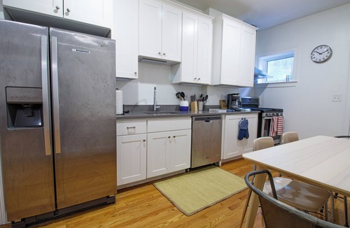 Roxbury Apartment | 4BD 1.5BTH Sunny Apt in Roxbury