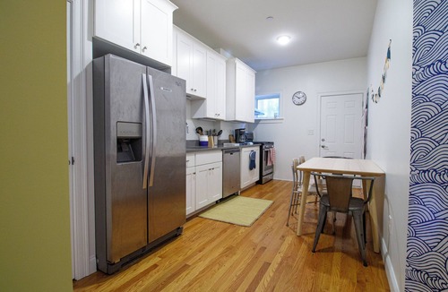 Roxbury Apartment | 4BD 1.5BTH Sunny Apt in Roxbury