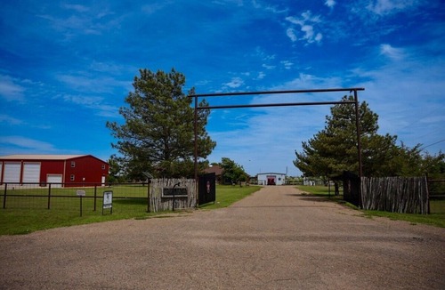 Amarillo House | 4BD, 3bath, W/Hot Tub, RV Hook-Up