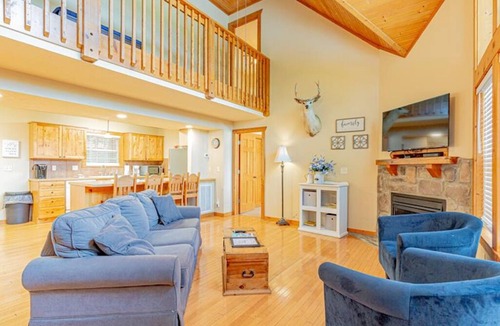 Reeds Spring Cabin | 4BD/4BA Branson Chalet: En-Suite Baths, Pool, Lake, Golf, Silver Dollar City