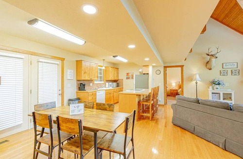 Reeds Spring Cabin | 4BD/4BA Branson Chalet: En-Suite Baths, Pool, Lake, Golf, Silver Dollar City