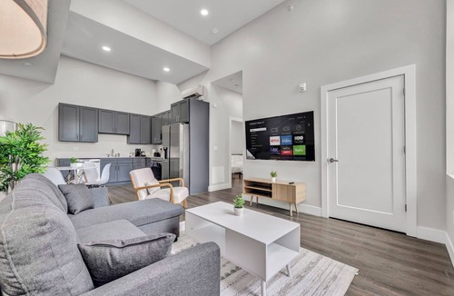 Cleveland Apartment | 4Bd+65"TV+Crib+8 Min Away from DT CLE