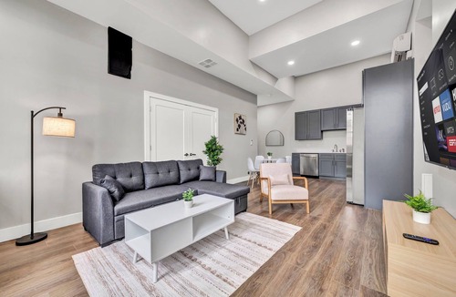 Cleveland Apartment | 4Bd+65"TV+Crib+8 Min Away from DT CLE