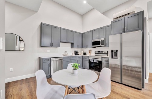 Cleveland Apartment | 4Bd+65"TV+Crib+8 Min Away from DT CLE