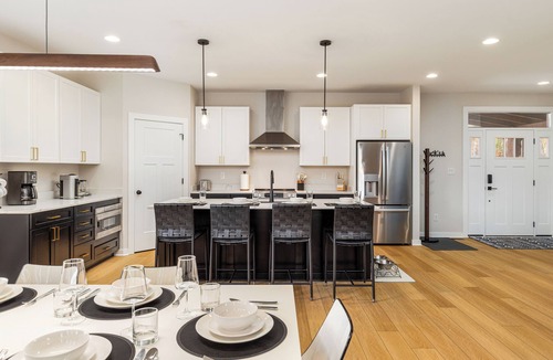 Basye House | 4BD Brand New - Modern & Spacious, Pet Friendly, Hot Tub, Mt View Retreat