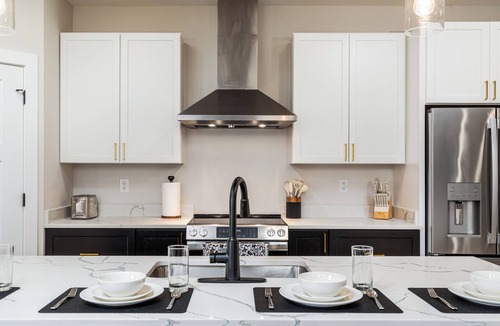 Basye House | 4BD Brand New - Modern & Spacious, Pet Friendly, Hot Tub, Mt View Retreat