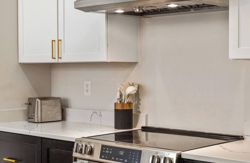 Basye House | 4BD Brand New - Modern & Spacious, Pet Friendly, Hot Tub, Mt View Retreat