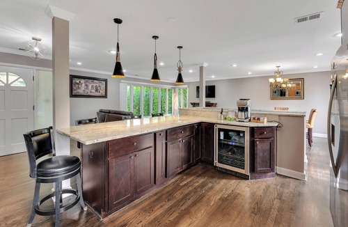 Fox Valley House | 4bd house, Hot-tub, full-basement, pool table & big yard,3 full bathroom.