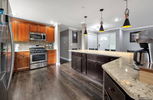 Fox Valley House | 4bd house, Hot-tub, full-basement, pool table & big yard,3 full bathroom.
