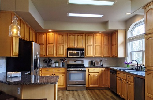 Rainbow Valley House | 4BD Modern Mountain Home, Breathtaking Views, Solace, Nature, Wifi, Hot Tub!